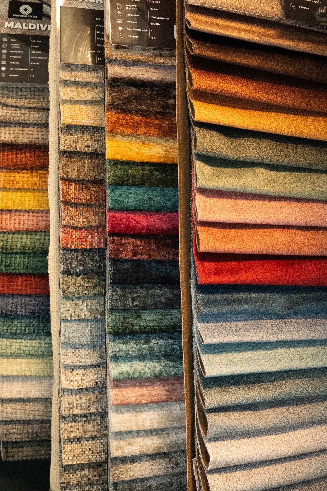 Rekken met stofstalen in veel kleuren en structuren